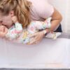 Cách đánh thức trẻ sơ sinh dậy đúng cách