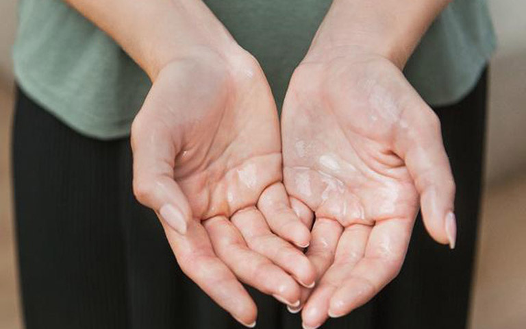 Bệnh phong thấp ra mồ hôi tay chân ở trẻ em