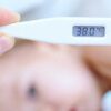 trẻ sơ sinh sốt 38 độ nên làm gì