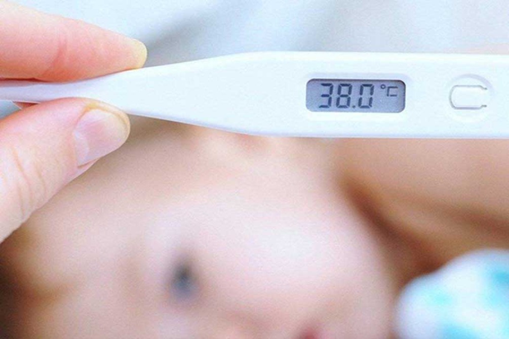 trẻ sơ sinh sốt 38 độ nên làm gì